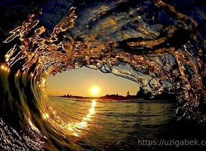 To'lqin ichidan quyosh botishi ko'rinishi.